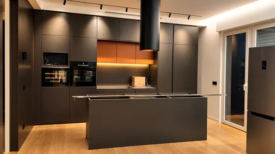 Cucina su misura con isola in un ambiente open space