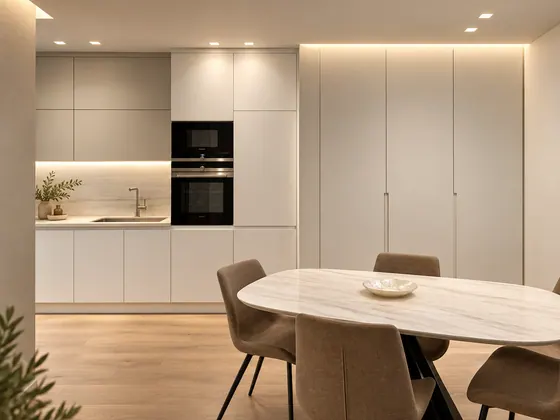 Cucina su misura con tavolo da pranzo