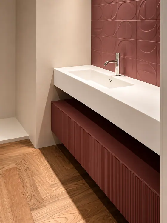 Mobile sospeso sotto un piano bagno lungo