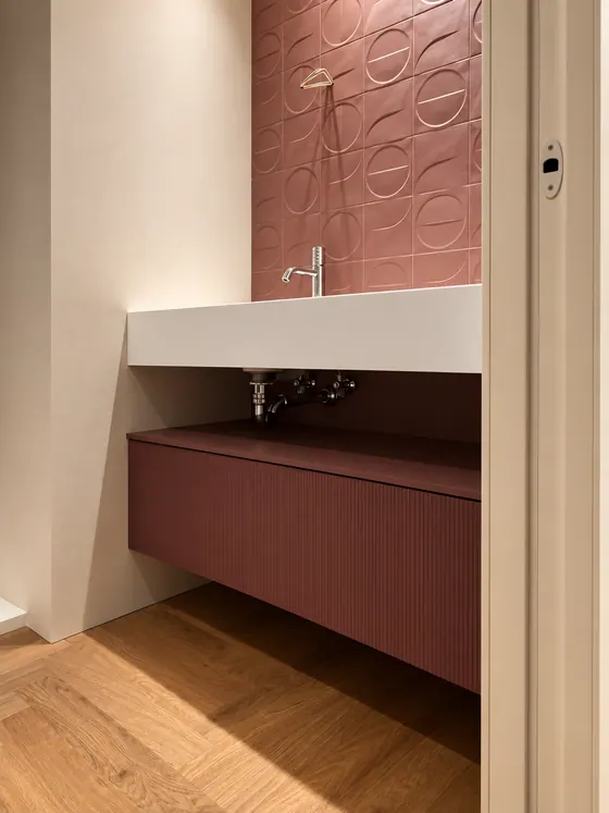 Piano bagno sospeso su misura