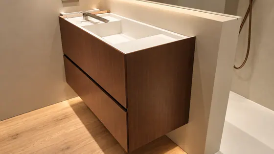 Mobile bagno sospeso su misura, vista frontale