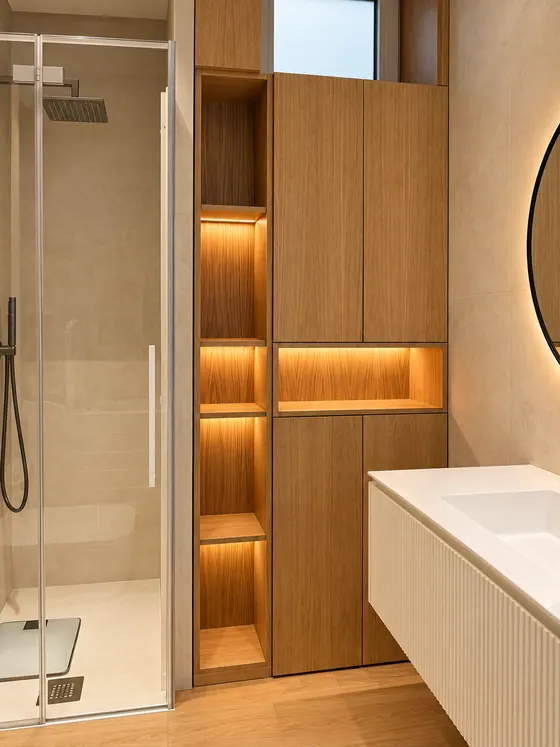 Bagno su misura con colonne e nicchie illuminate
