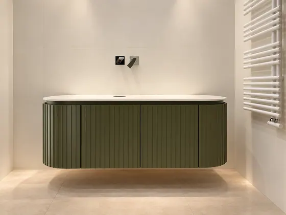 Mobile bagno sospeso su misura con frontale curvo