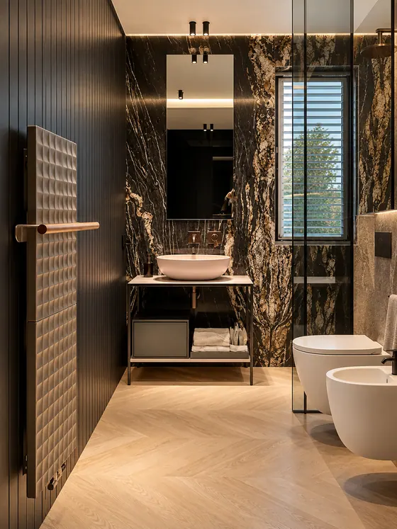 Bagno su misura dai toni scuri