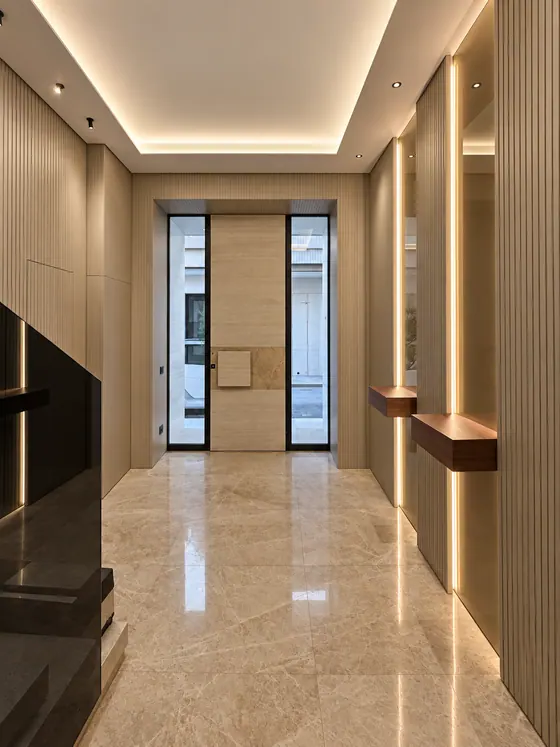 Ingresso con mensole sospese su misura