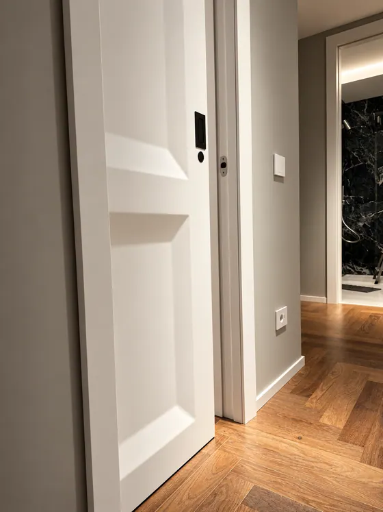 Porta su misura con pannelli, dettaglio