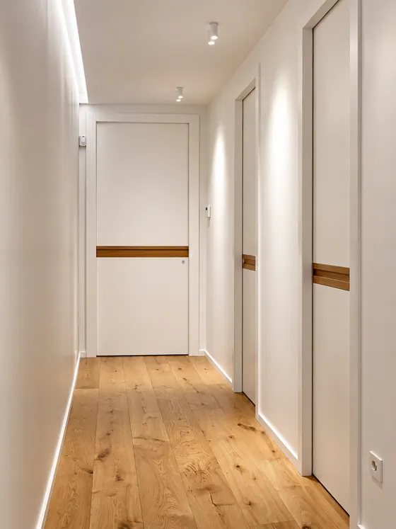 Corridoio con porte su misura e maniglie a incasso