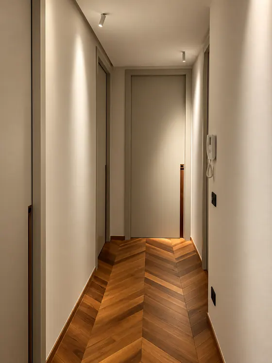 Corridoio con porte filo muro su misura