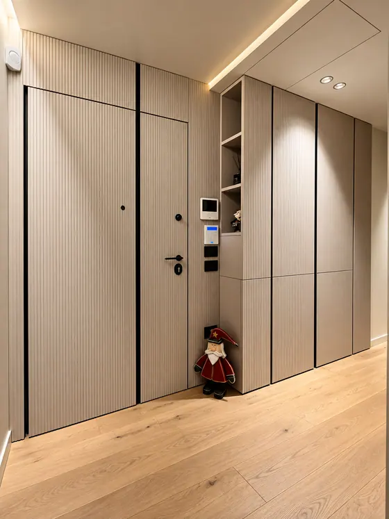Ingresso con porta e armadio a muro su misura
