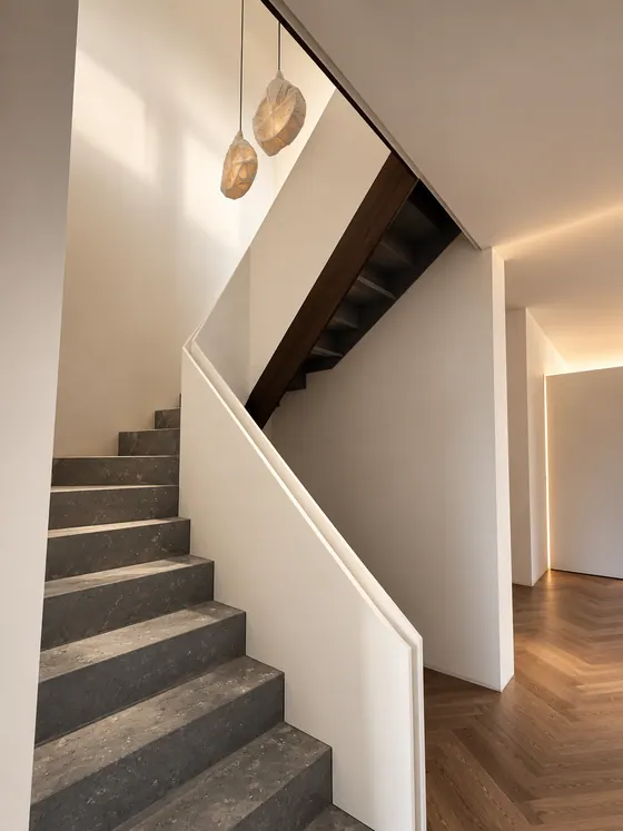 Scala su misura con corrimano a muro